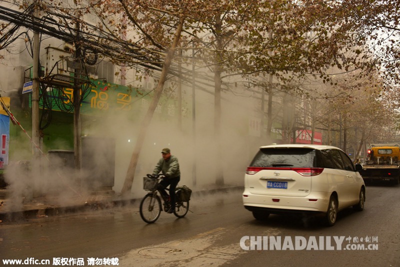 郑州：路口暖气管爆裂五天 路面云雾缭绕没人管