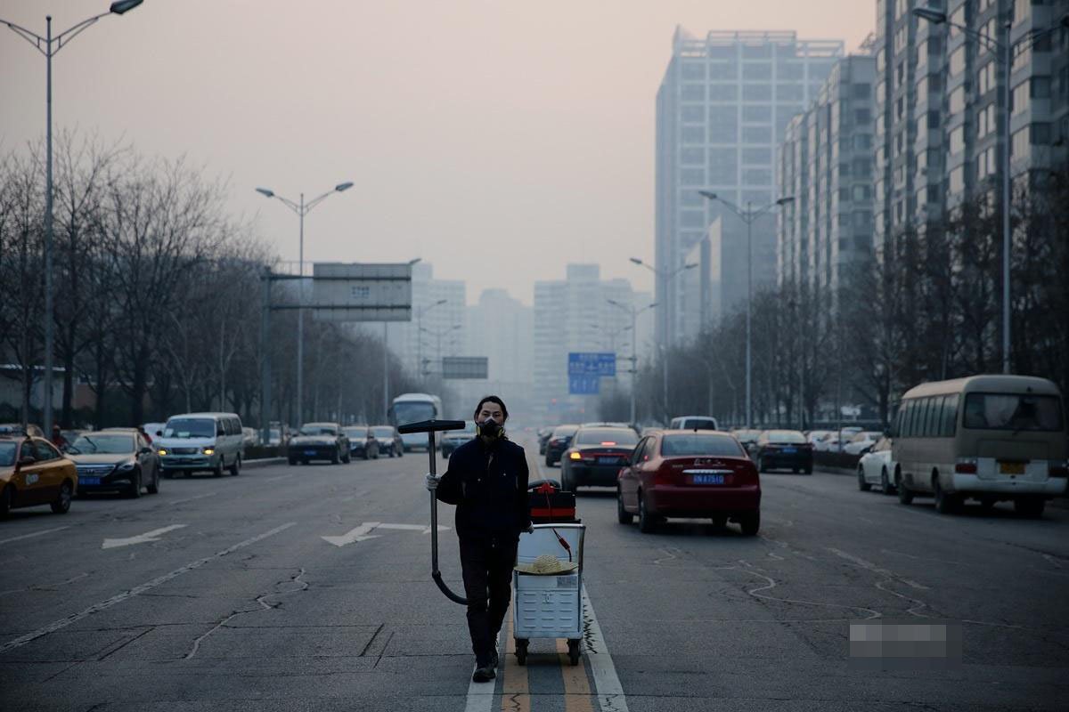 小伙用100天收集北京雾霾 灰尘制成板砖