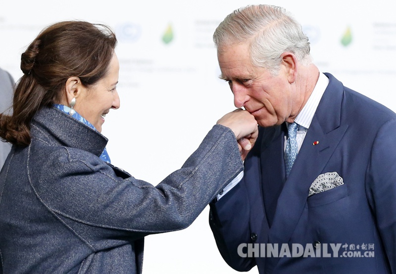 巴黎气候大会开幕 奥朗德前妻获查尔斯深情吻手