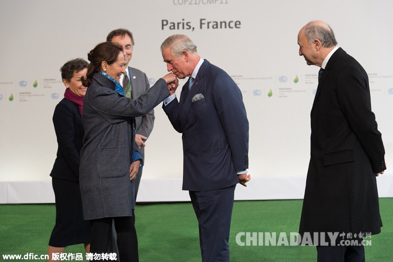 巴黎气候大会开幕 奥朗德前妻获查尔斯深情吻手
