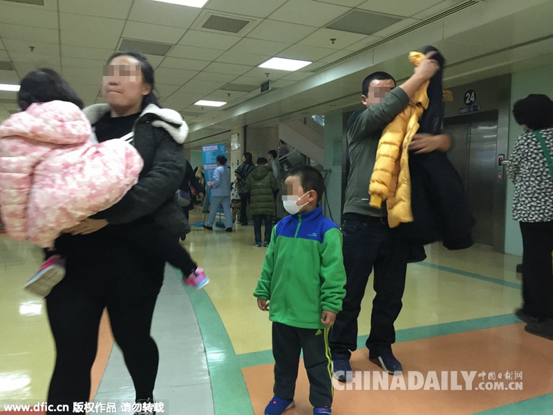 北京雾霾加剧 儿童医院人满为患