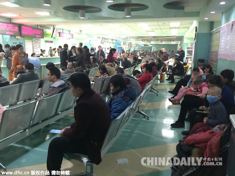 北京雾霾加剧 儿童医院人满为患