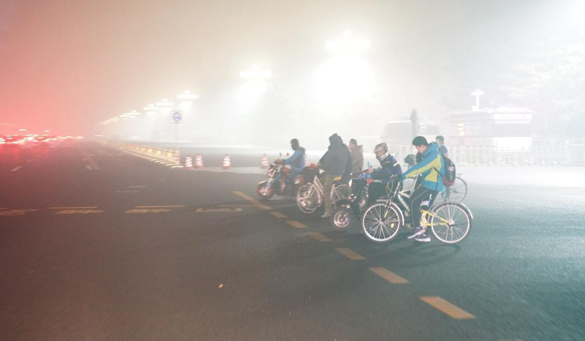 雾霾中的北京生活：天安门看升旗仪式