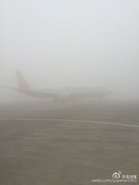 飞机在雾霾天“隐身” 机组机务在机场找飞机