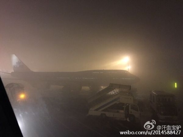 飞机在雾霾天“隐身” 机组机务在机场找飞机