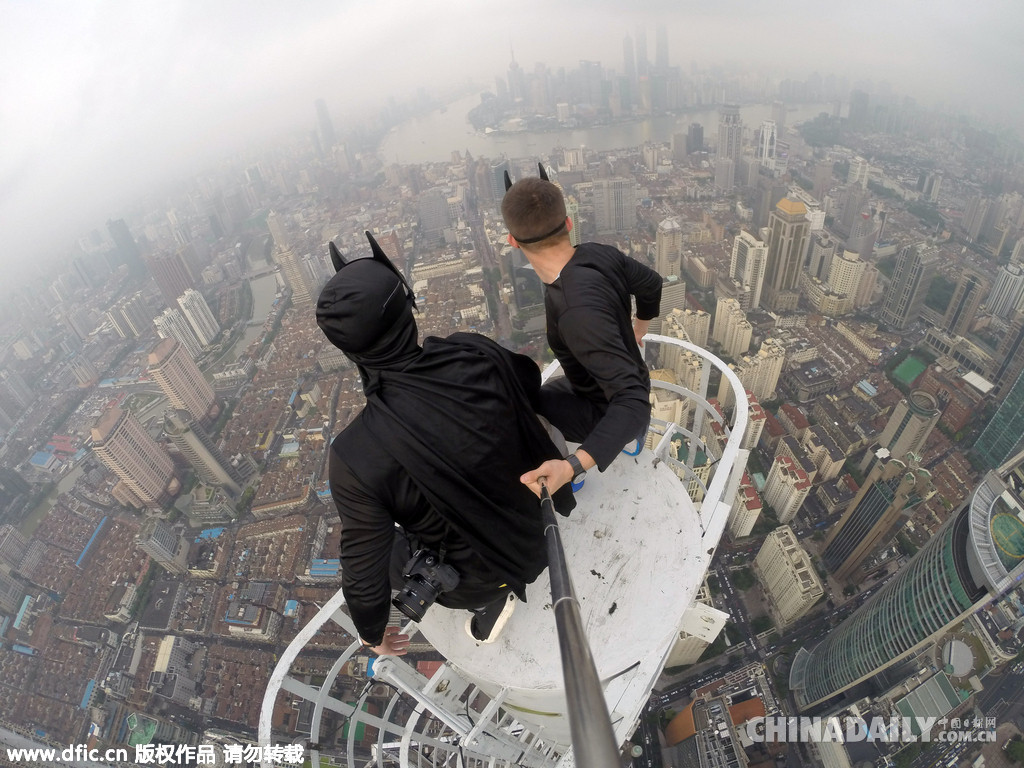 进击的骚年！俄小伙扮蝙蝠侠上海高楼顶玩自拍