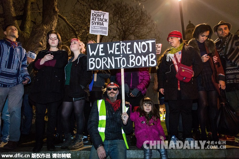 伦敦举行反空袭叙利亚游行 与警察激烈冲突