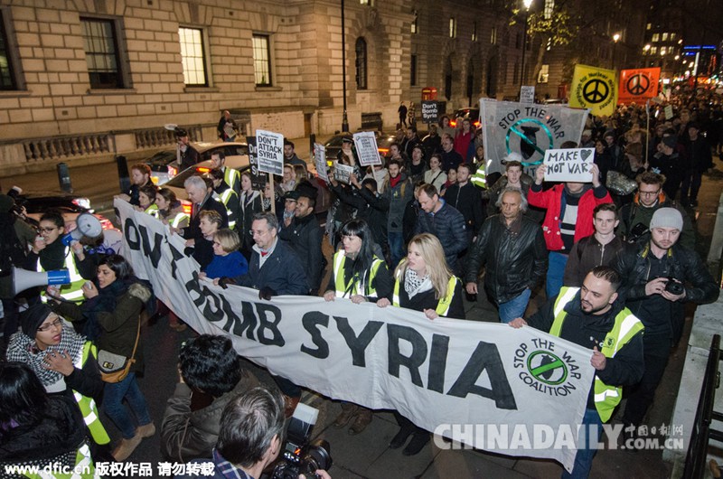 伦敦举行反空袭叙利亚游行 与警察激烈冲突