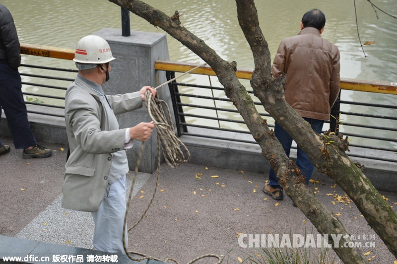 四川最牛新闻爆料人 出门带绳索救生圈随时救