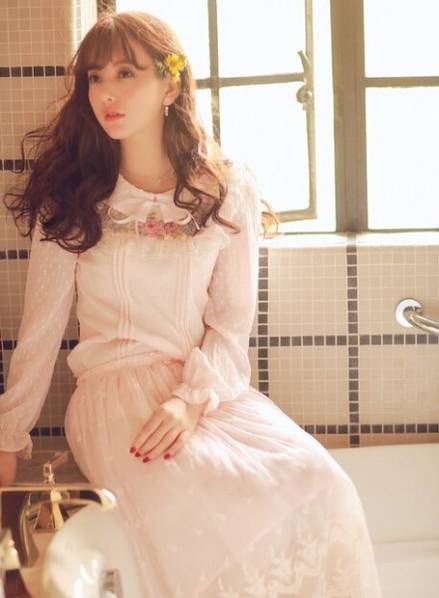 郭富城女友曾是LOL安妮Coser 王思聪笑了