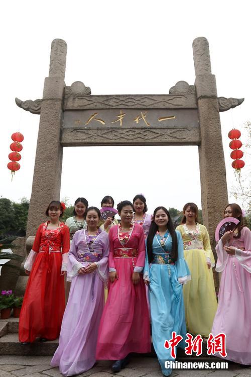 “江南四大才子”走进苏州唐寅园“点秋香”