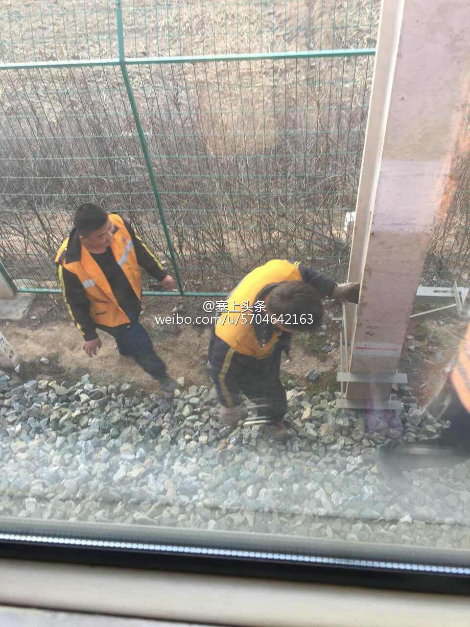 陕西火车撞上羊群紧急停车 列车晚点乘客无人伤