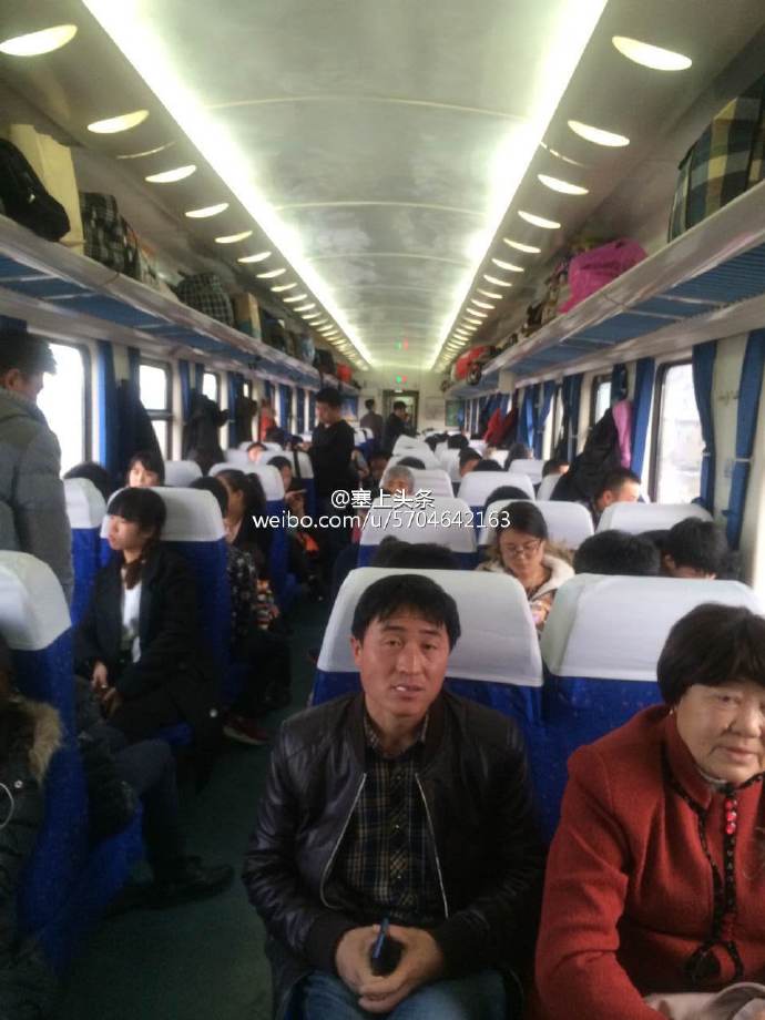 陕西火车撞上羊群紧急停车 列车晚点乘客无人伤