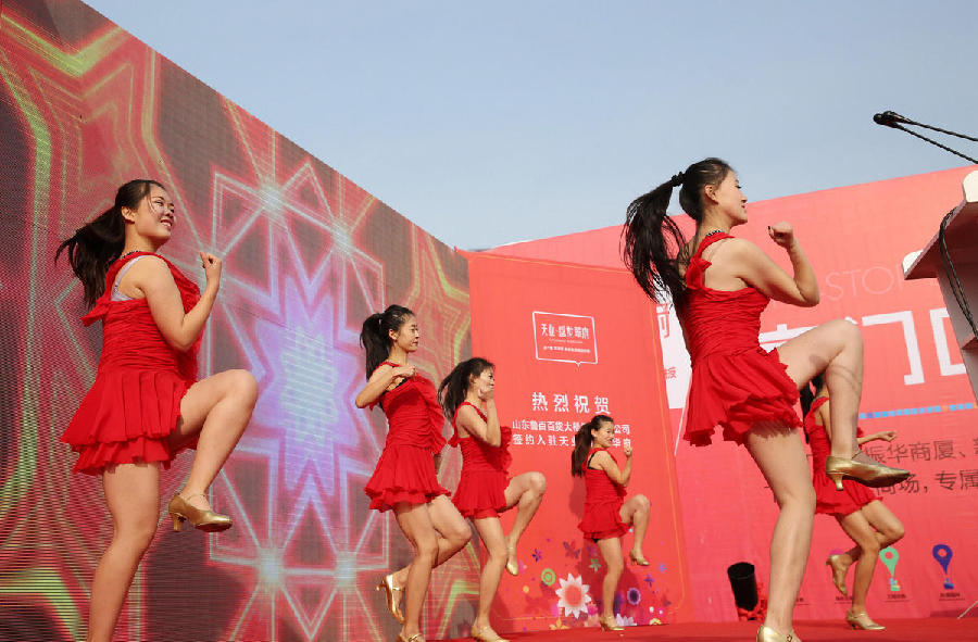 山东美女零度气温穿短裙跳舞为楼盘造势