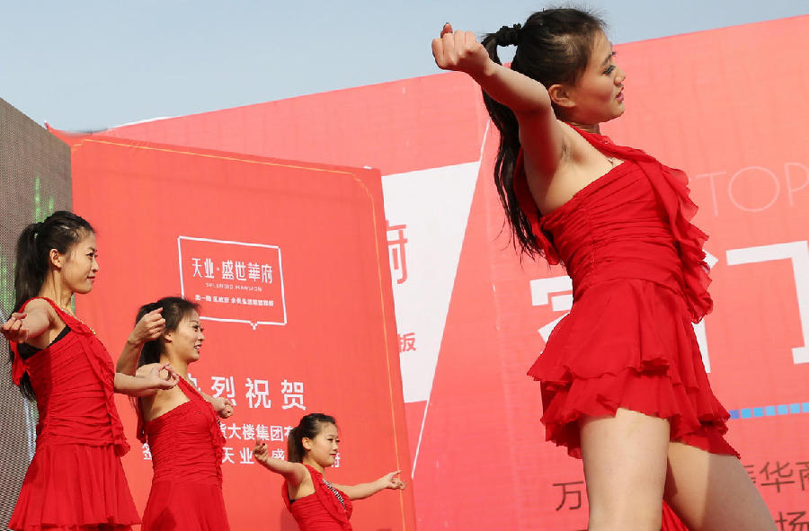 山东美女零度气温穿短裙跳舞为楼盘造势