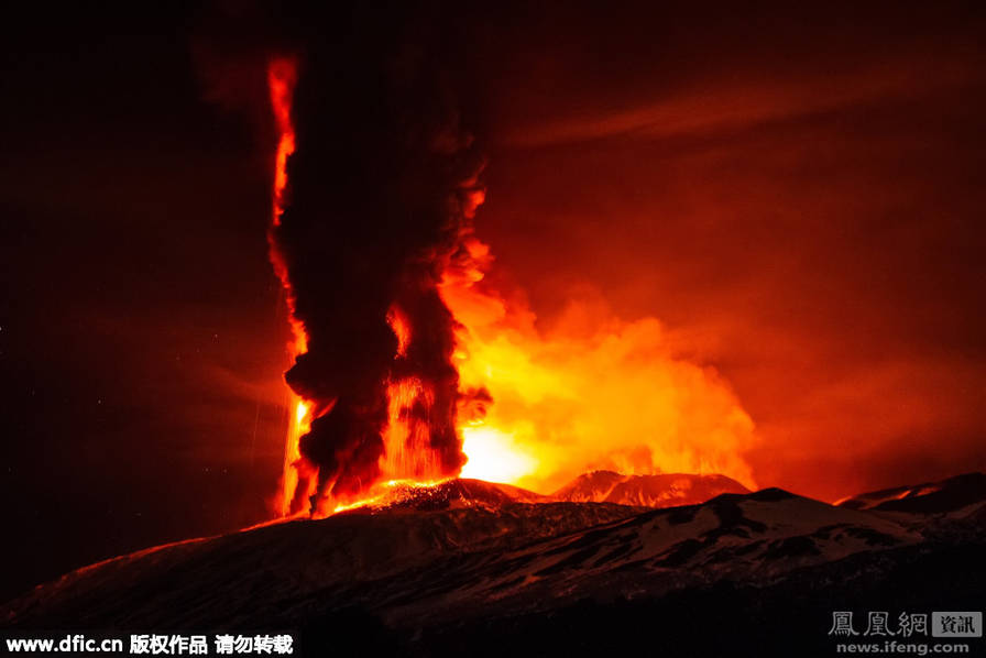 意大利埃特纳火山喷发瞬间