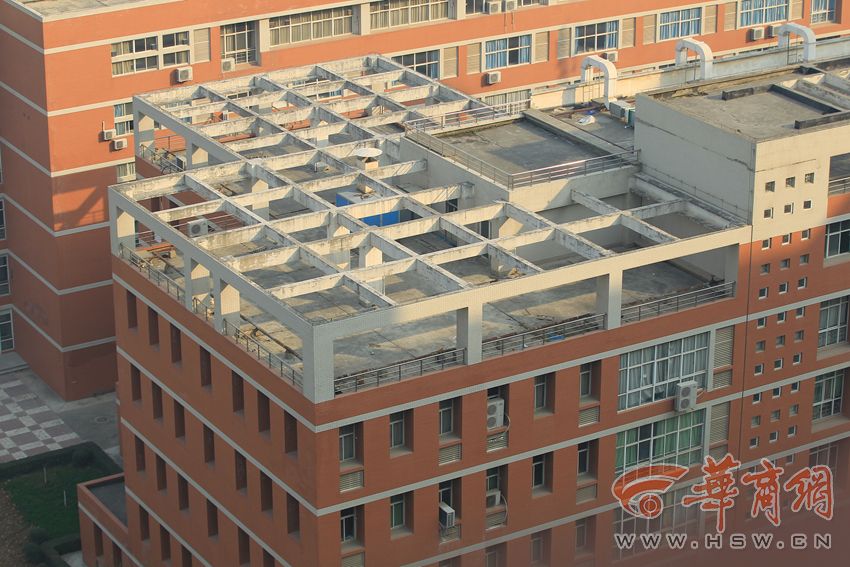 图片流  西安医学院未央校区基础医学部6楼天台   12月5日,一条微博疯