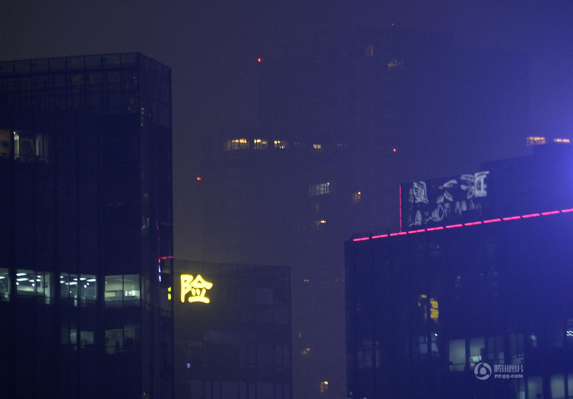 北京大妈不惧雾霾红色预警 戴口罩跳广场舞