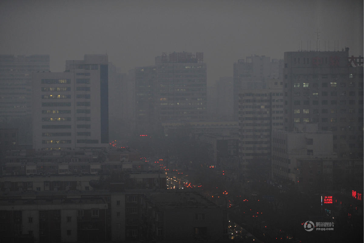 北京大妈不惧雾霾红色预警 戴口罩跳广场舞