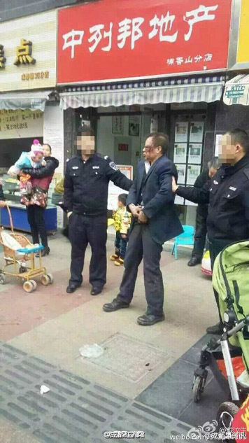 成都一人贩子当街抢娃被群众围殴