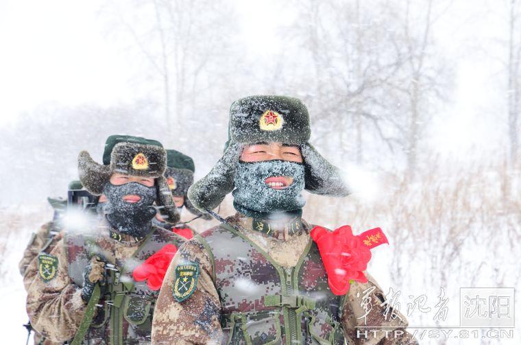 边防老兵最后巡逻：满面雪花 积雪埋脚
