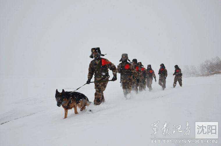 边防老兵最后巡逻：满面雪花 积雪埋脚