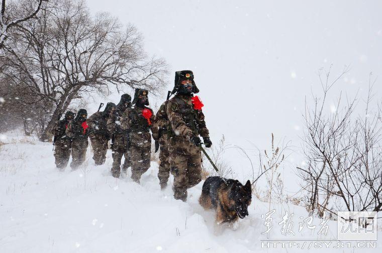 边防老兵最后巡逻：满面雪花 积雪埋脚