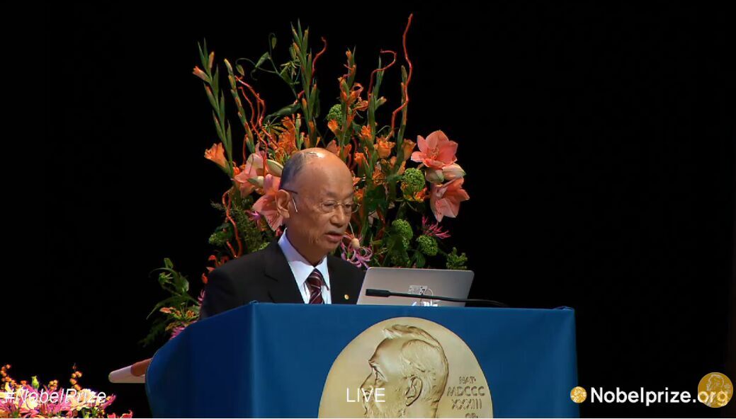 屠呦呦在诺奖获得者报告会上发表演讲