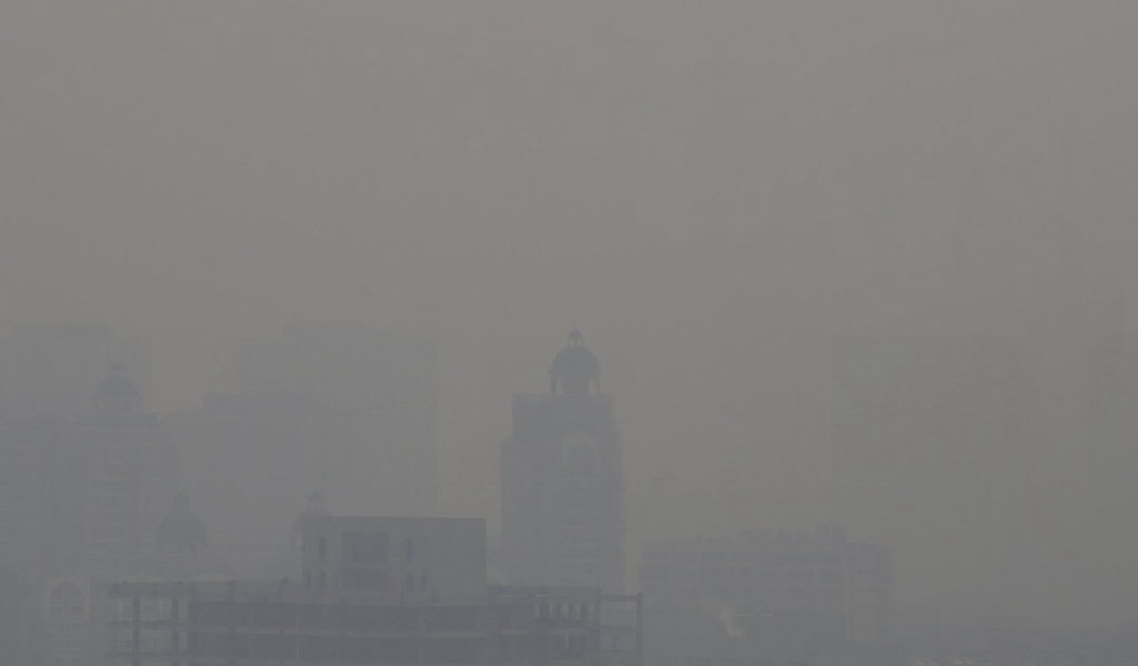 北京发布空气重污染预警 学生室内做操