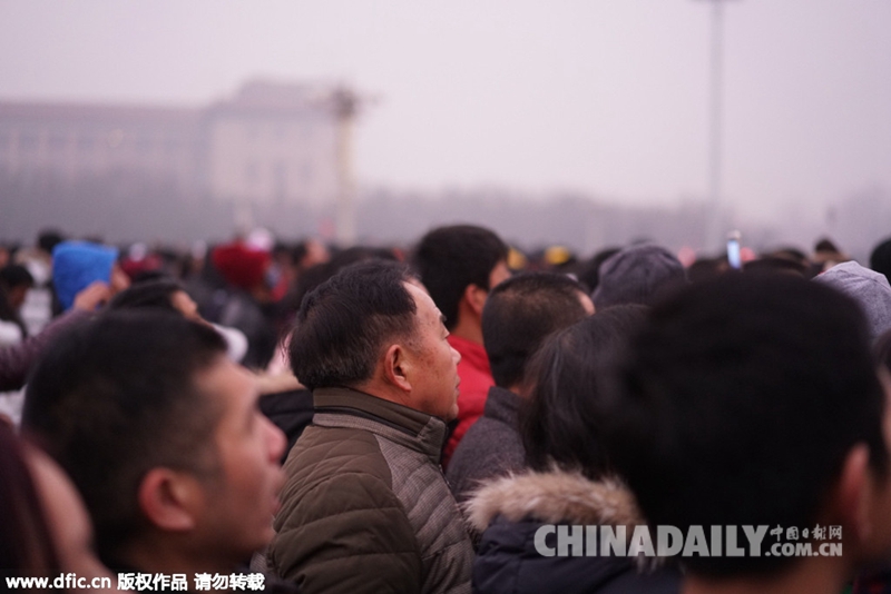 北京首启雾霾红色预警 民众口罩捂鼻看升旗