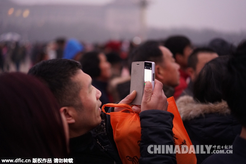 北京首启雾霾红色预警 民众口罩捂鼻看升旗