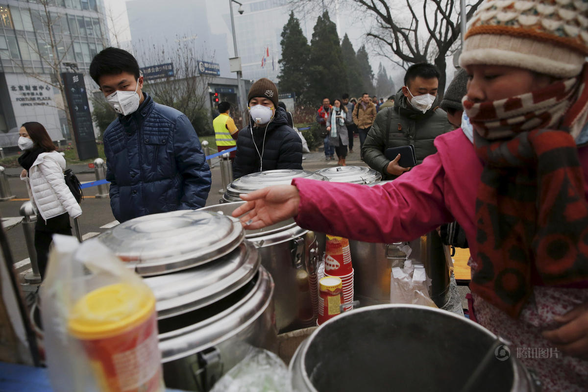 北京上班族纷纷戴上口罩 如非典重现