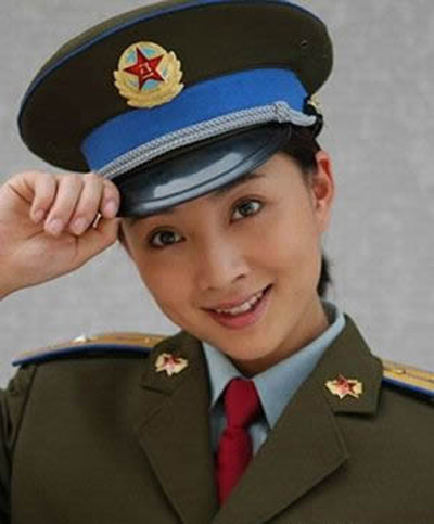 韩红晒军装宣布退役 揭军艺校花出身的女星现状