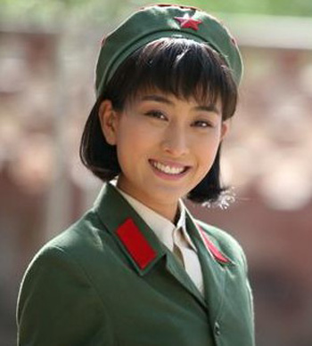 韩红晒军装宣布退役 揭军艺校花出身的女星现状