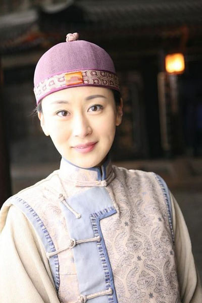韩红晒军装宣布退役 揭军艺校花出身的女星现状