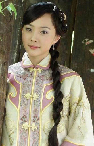 韩红晒军装宣布退役 揭军艺校花出身的女星现状