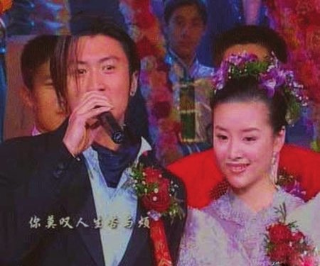 韩红晒军装宣布退役 揭军艺校花出身的女星现状