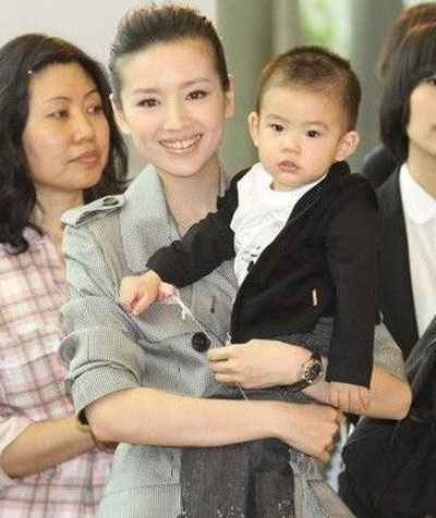 韩红晒军装宣布退役 揭军艺校花出身的女星现状