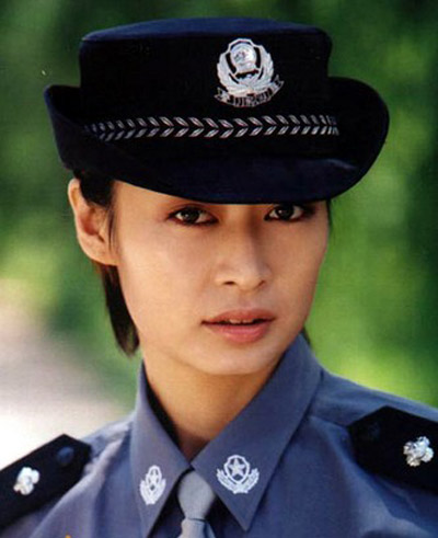 韩红晒军装宣布退役 揭军艺校花出身的女星现状