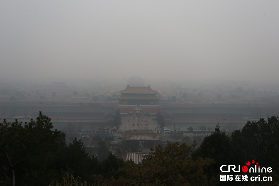 飞机上航拍穿越红色预警重污染中的北京雾霾层