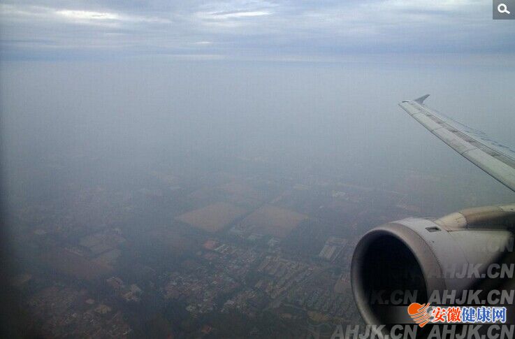 飞机上航拍穿越红色预警重污染中的北京雾霾层