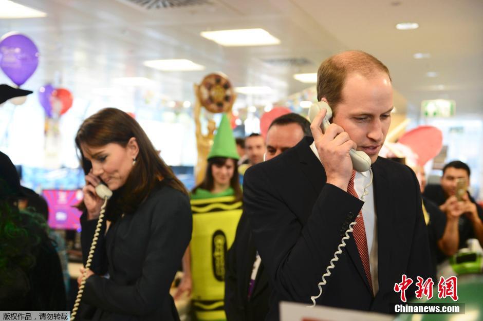 威廉王子夫妇出席慈善活动 凯特王妃接电话“笑成花”