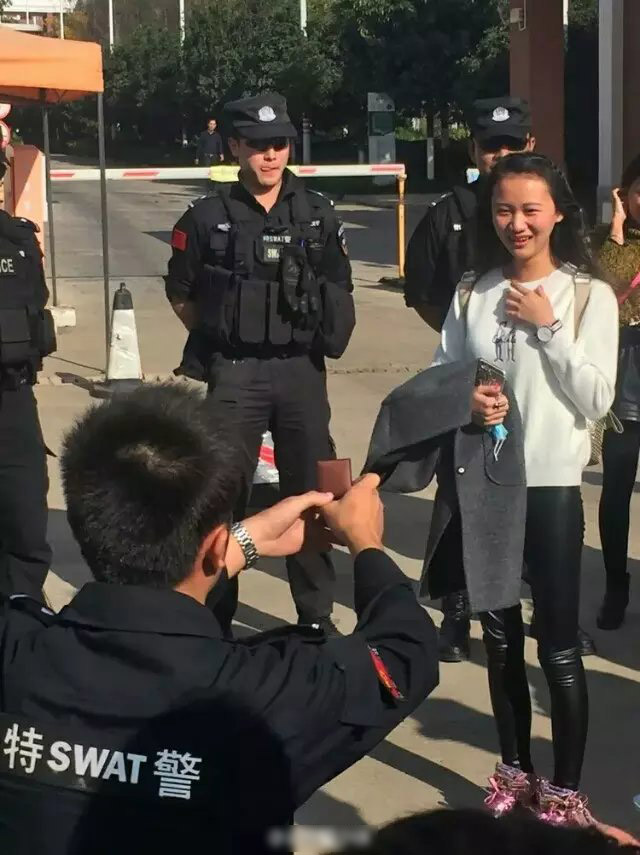 特警向在校女生求婚走红网络