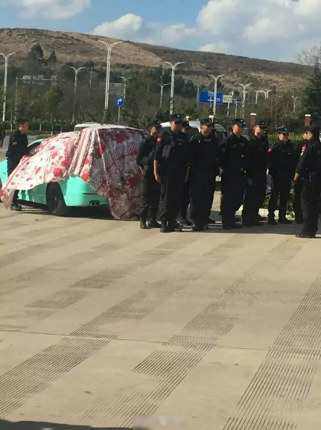 特警向在校女生求婚走红网络