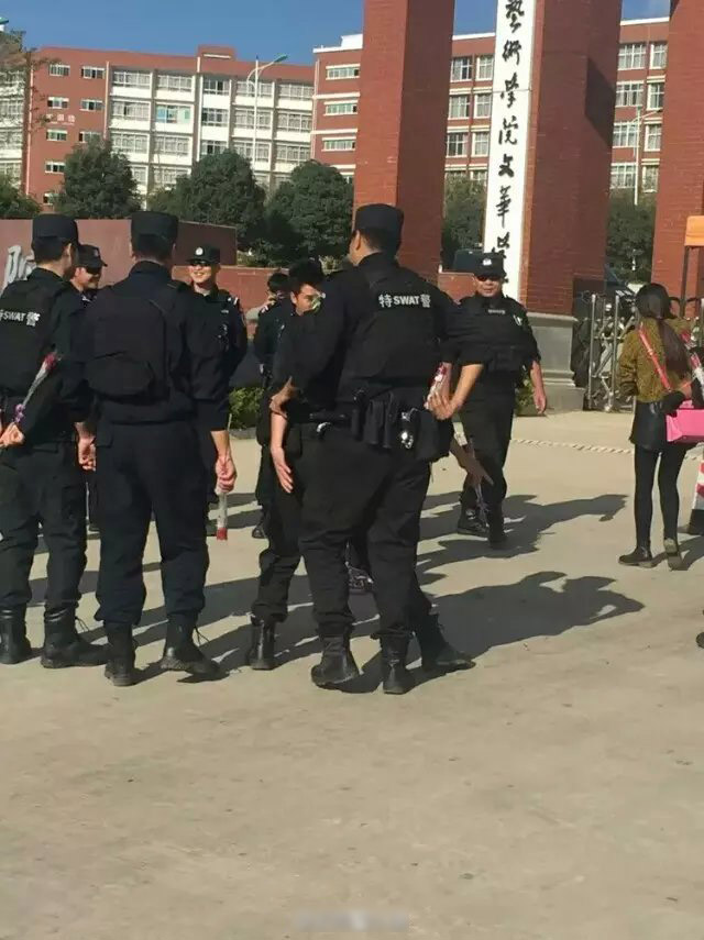 特警向在校女生求婚走红网络