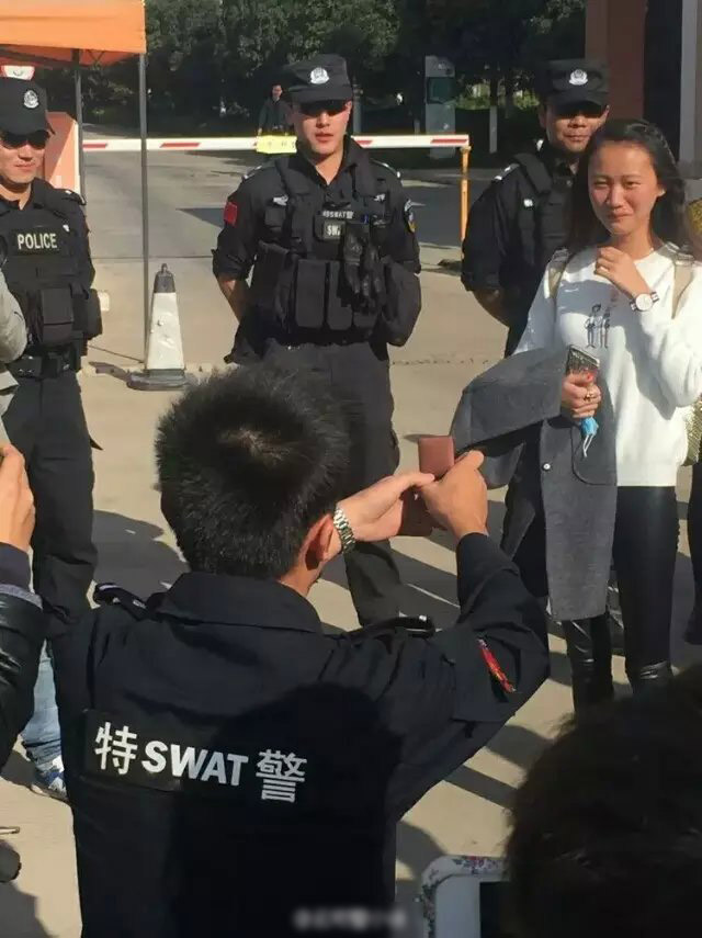 特警向在校女生求婚走红网络