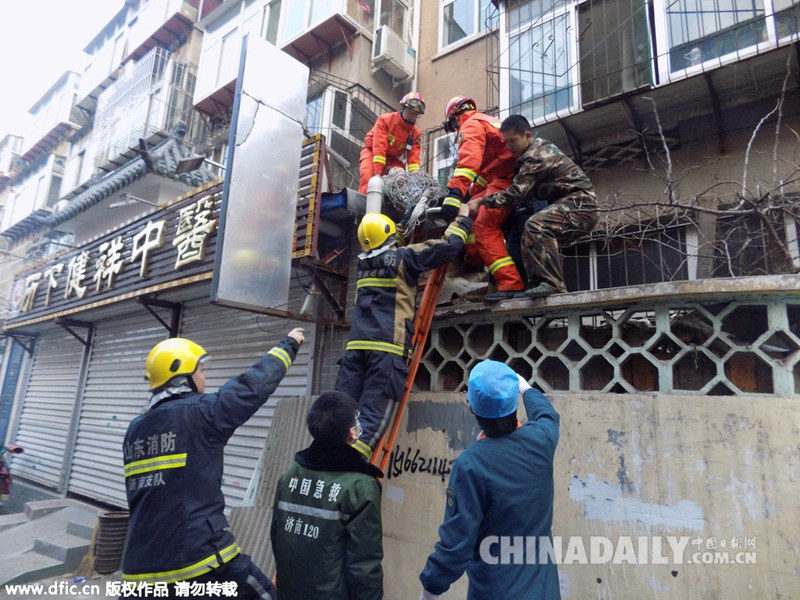 烟瘾老人跳楼 因老伴不让吸烟扔其打火机