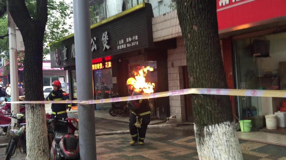 浙江消防员抱着火煤气瓶冲出火场