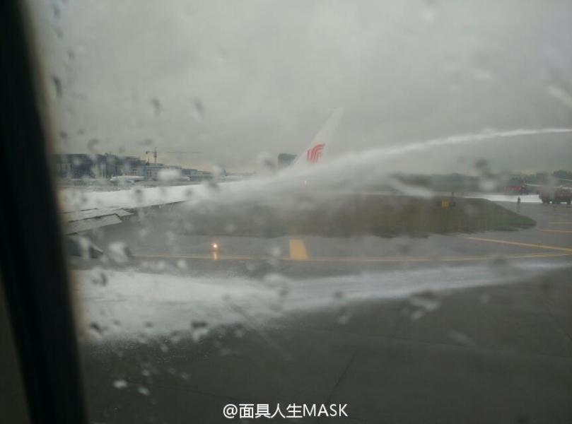 福州飞北京客机起飞时右发动机起火