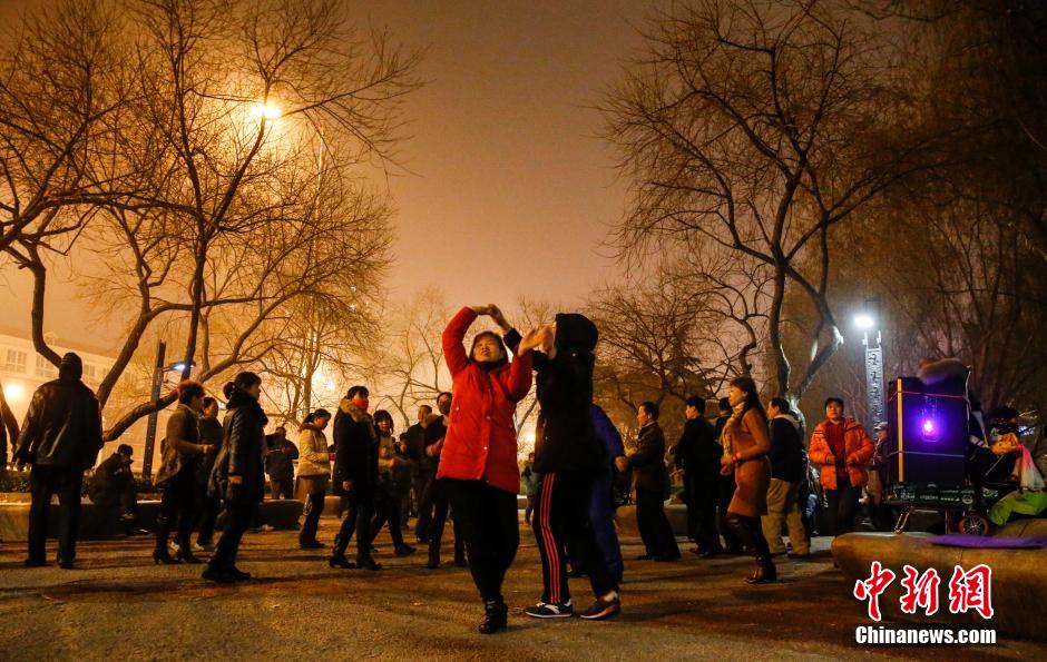 北京雾霾夜晚公园广场舞照旧